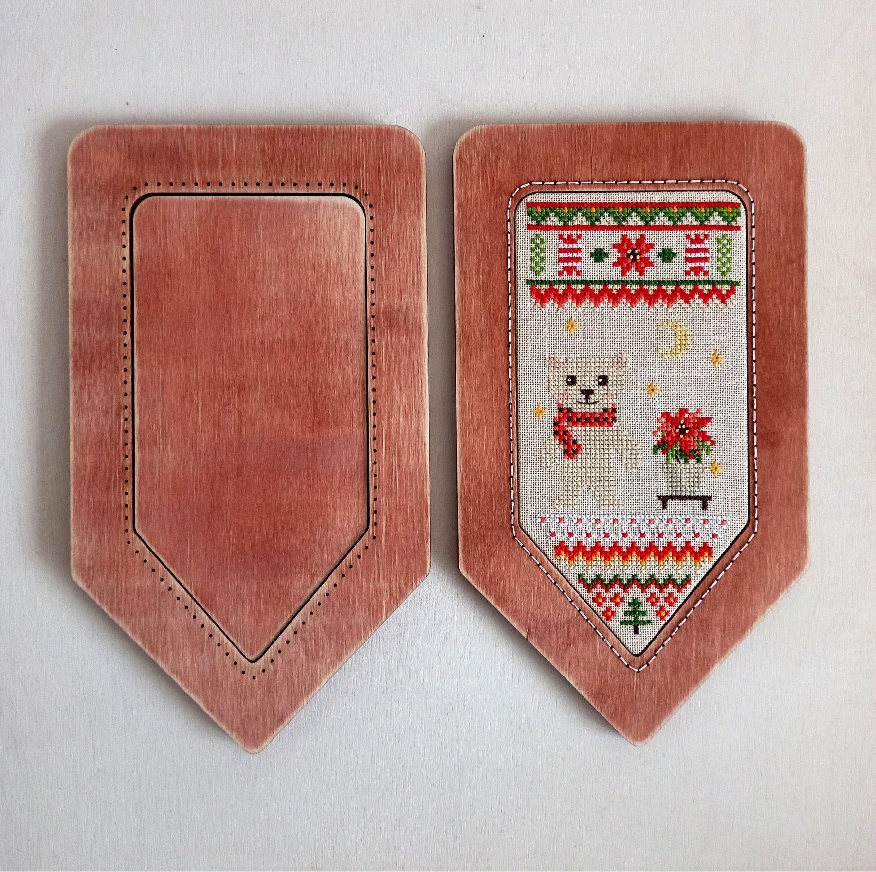 Flag (berry) DI-10/06 Cross-Stitch Frame, handmade wooden frame with internal dimensions of 9.5x19cm and external dimensions of 14.5x25cm.